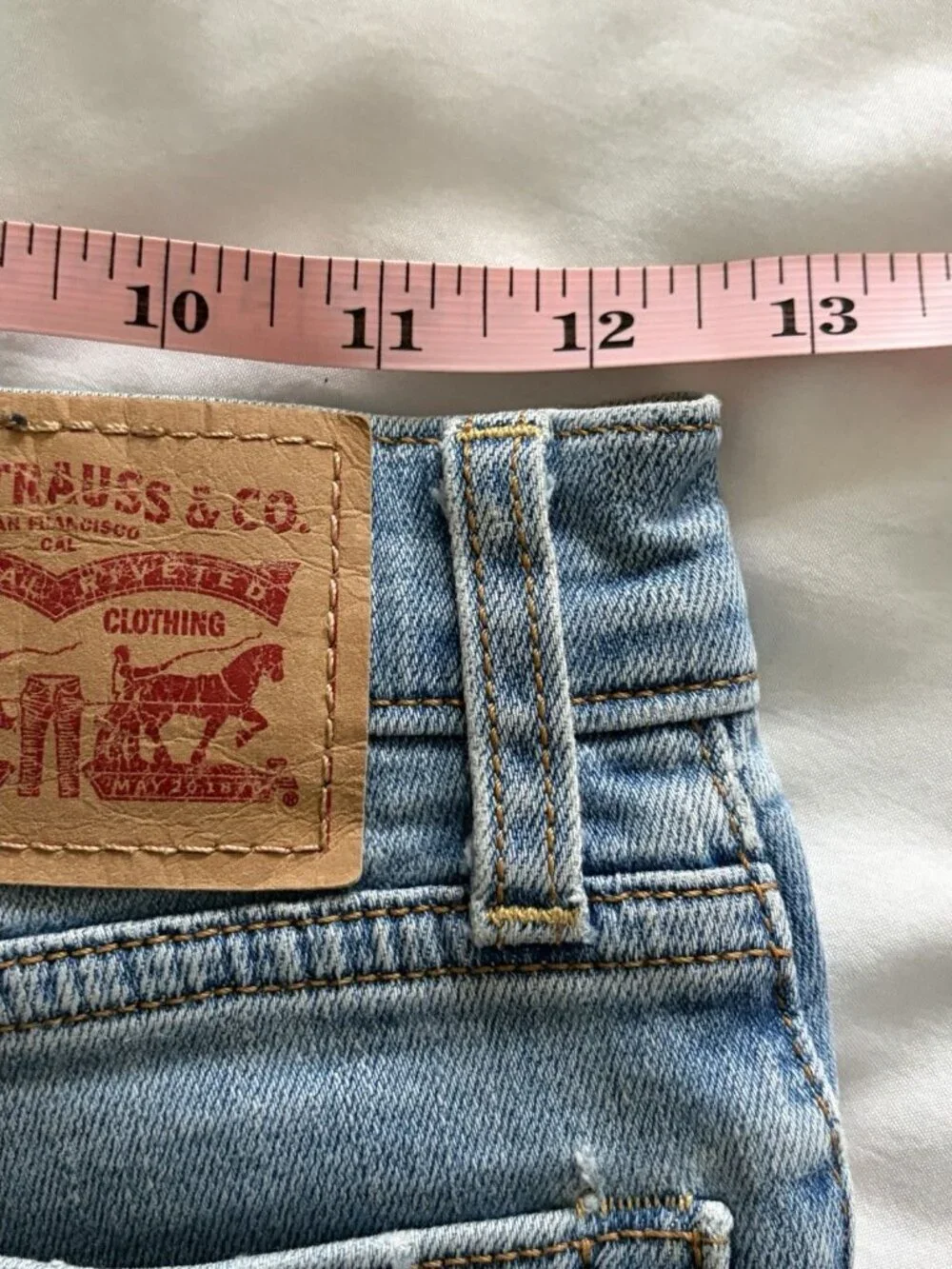 Levi’s Women’s Light Blue Denim Distressed Cut Off Raw Hem Shorts Size 25